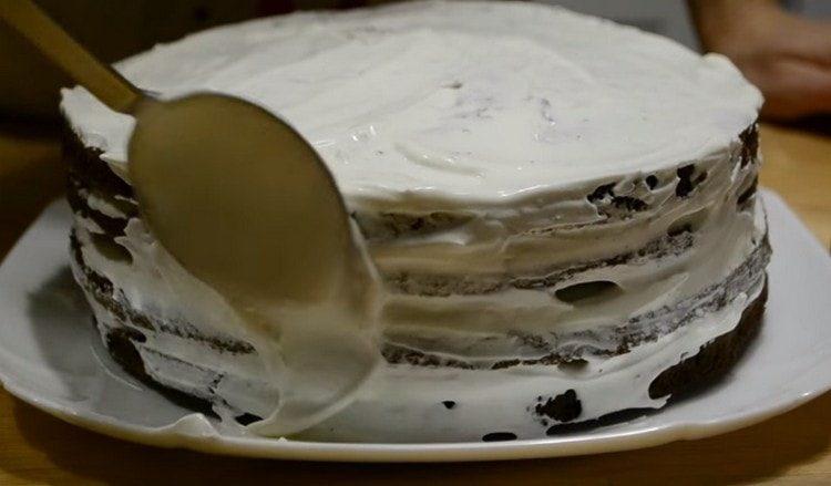 Spalmare i lati e la parte superiore della crema con la panna.