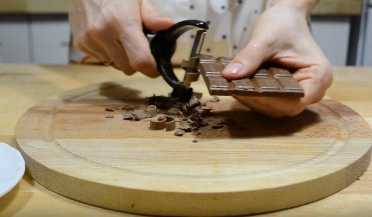 Facciamo una scaglie di cioccolato con un pelapatate.