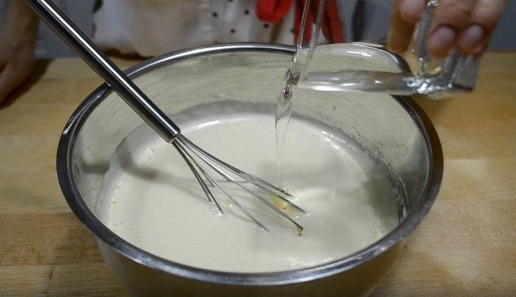 Versa il kefir nella massa di uova, quindi aggiungi l'olio vegetale.