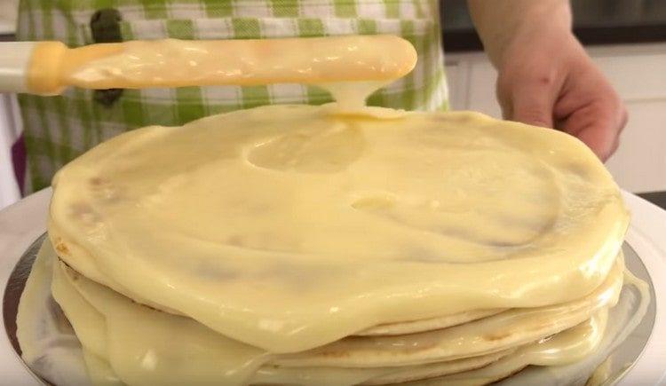 Anche la parte superiore e i lati della torta sono ricoperti di crema.