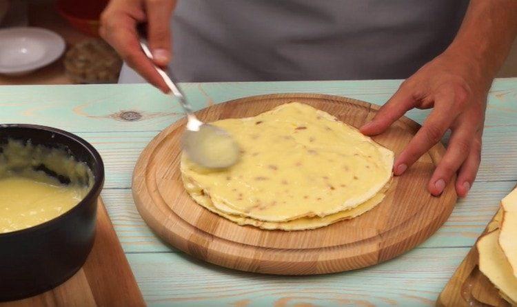 Raccogliamo la torta, mescolando la crema con le torte.