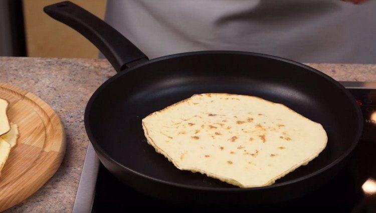 Friggere le torte in una padella asciutta.