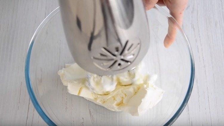 Sbattere la crema di formaggio con un mixer.