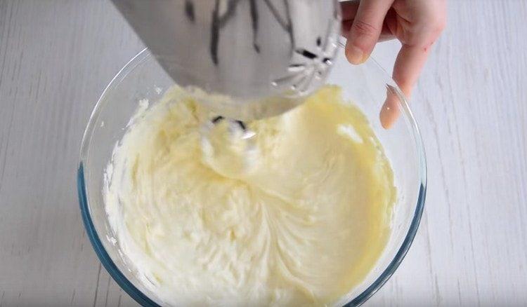 Aggiungi la ganache bianca al formaggio e frusta tutto.