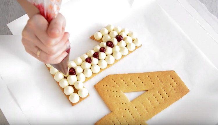 Tra la crema spremere la marmellata di bacche