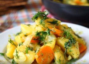 patate stufate molto gustose e profumate: cuciniamo secondo la ricetta con foto passo dopo passo.