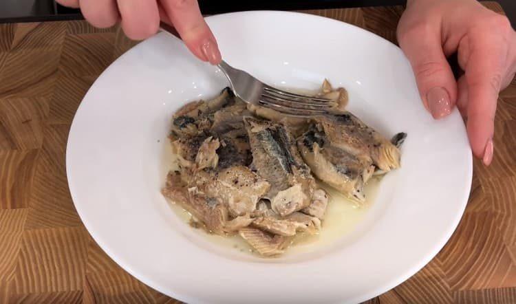 Impastare con una forchetta sardine in scatola.