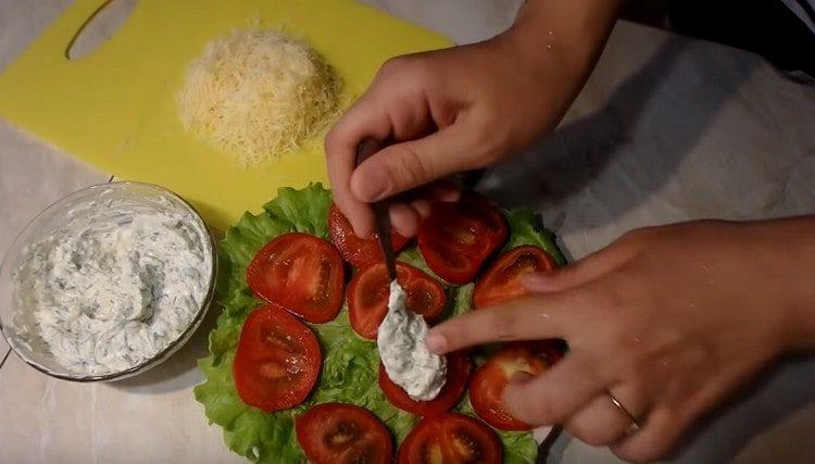 spalmare ogni cerchio di pomodoro con una miscela di maionese e aglio.