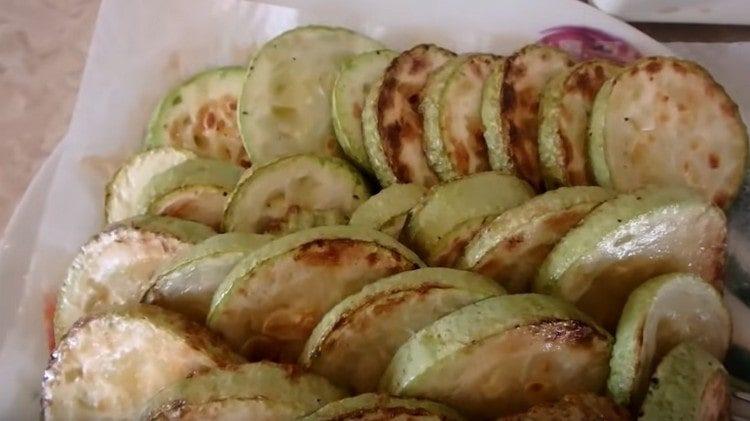 Trasferiamo le zucchine fritte ai tovaglioli per eliminare il grasso.