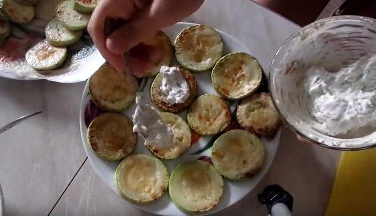 Ungere le zucchine con la miscela di maionese e aglio.