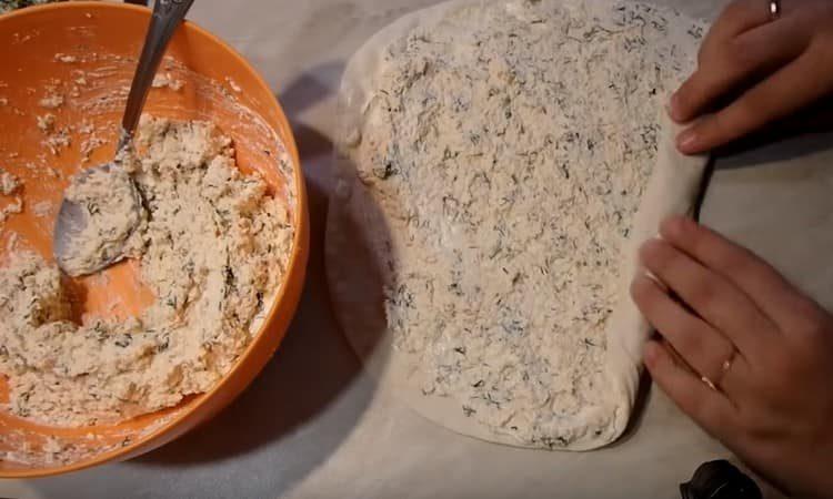 ungete il pane pita con maionese, mettete sopra il ripieno e ruotatelo in un rotolo.