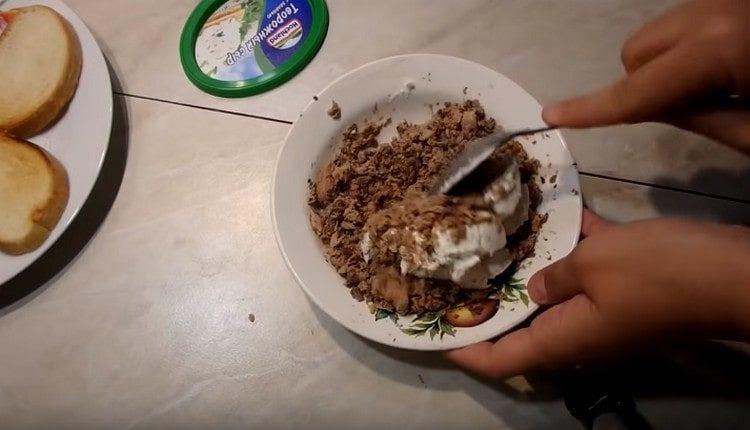 Aggiungi la ricotta alla danza e mescola.