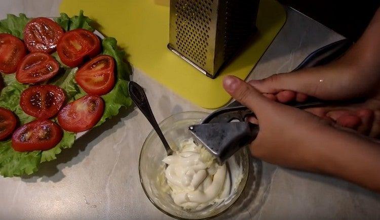 Aggiungi l'aglio alla maionese.