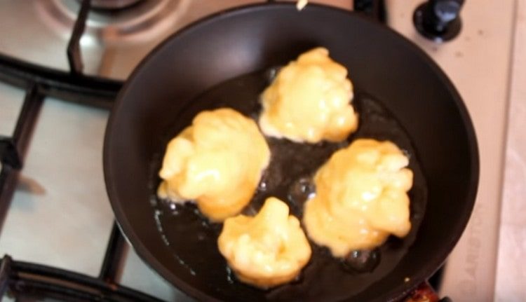 Immergi ogni fetta di cavolo nella pastella e spargila su una padella preriscaldata con olio vegetale.