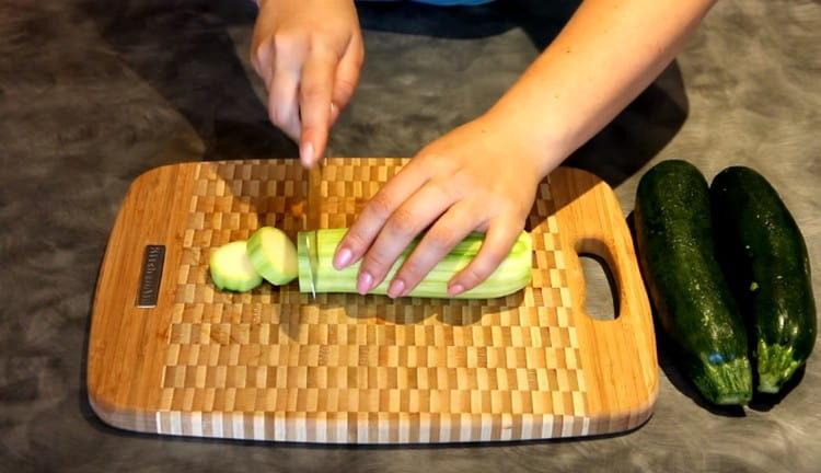 tagliato a fette di zucchine.