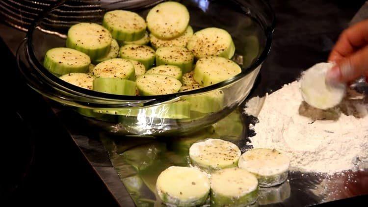 arrotolare le zucchine nella farina.