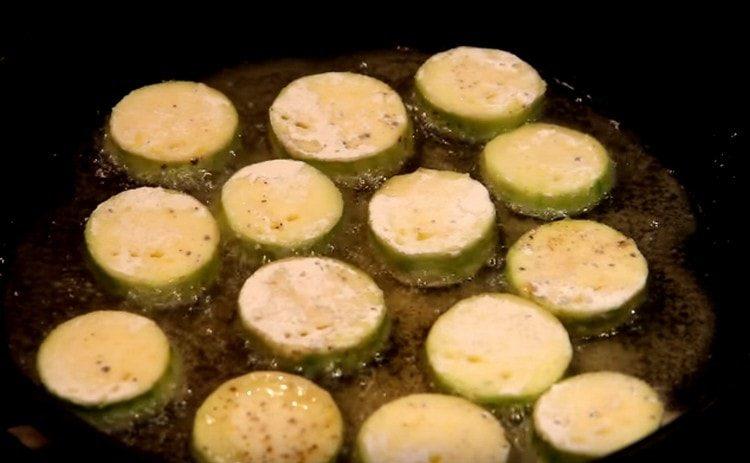 spalmare le zucchine in una padella riscaldata con olio vegetale.