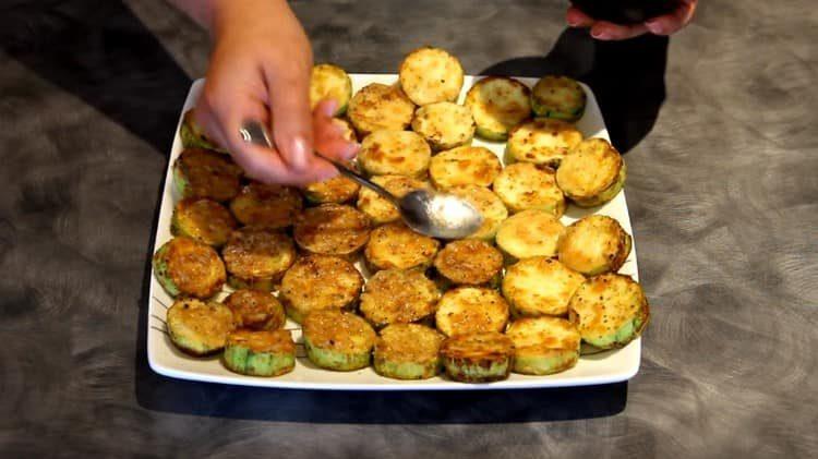 versare ogni pezzo di zucchine con condimento profumato.