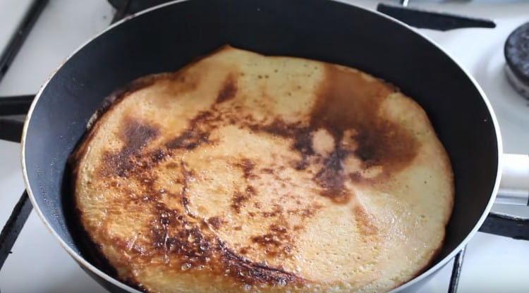 Fry pancake sa magkabilang panig.