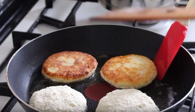 Fry cheesecakes sa magkabilang panig sa langis ng gulay.