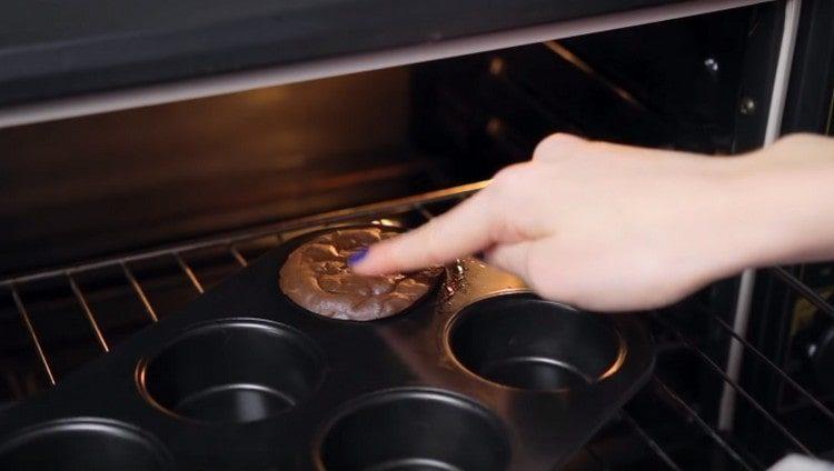 Il fondente al cioccolato viene cotto molto rapidamente.