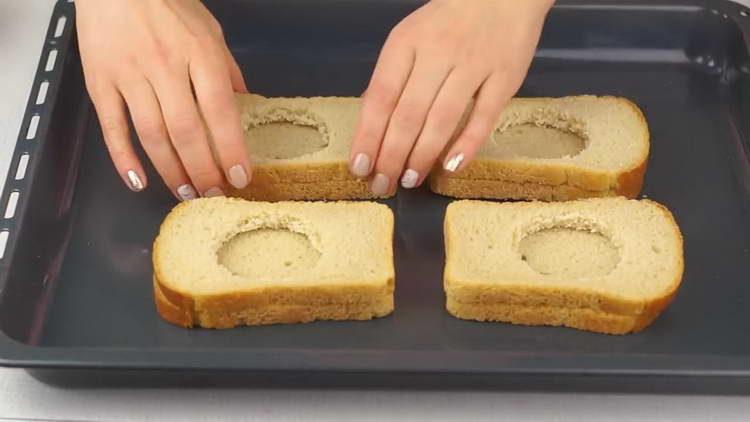 metti il ​​pane su una teglia