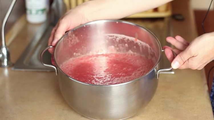 tritare il pomodoro in un frullatore