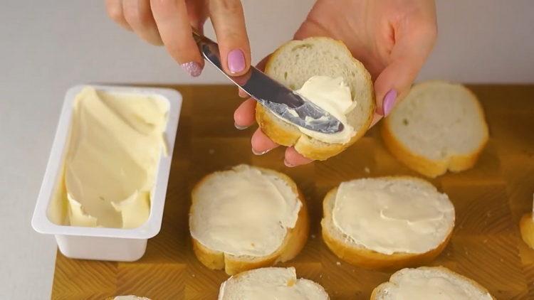 Cucinare panini sul tavolo festivo