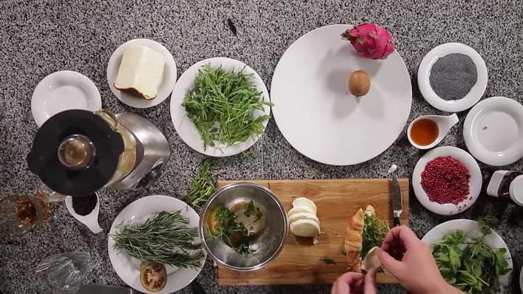 mettere il pomodoro, la rucola e la mozzarella