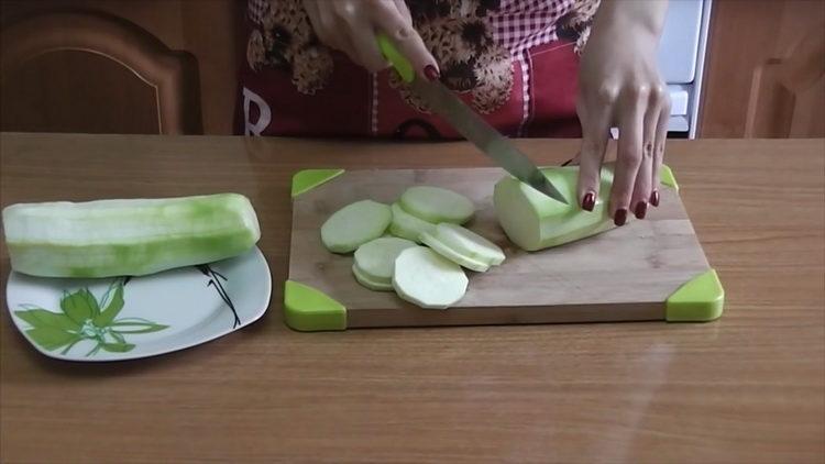 Cucinare le zucchine con pomodori e formaggio nel forno