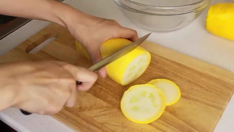 tagliare gli anelli di zucchine