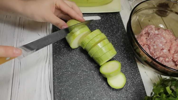 tagliare le zucchine