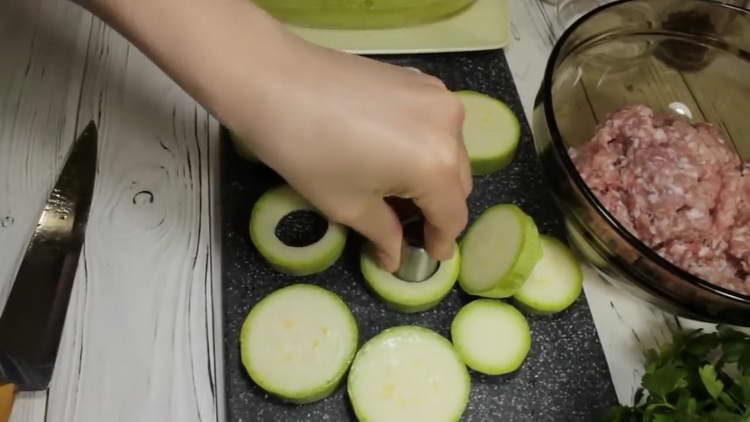 tagliare il centro delle zucchine