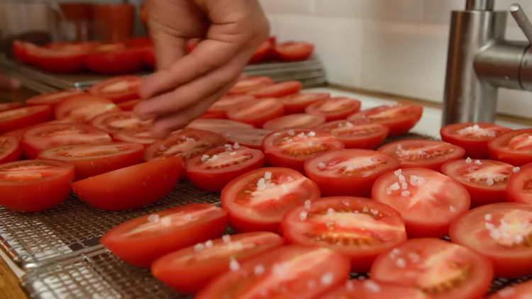 cospargere con pomodori salati