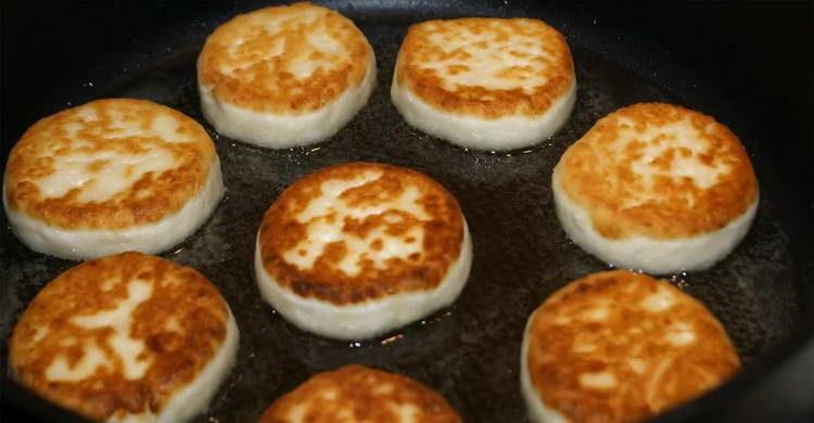 mettere le torte di formaggio in una padella