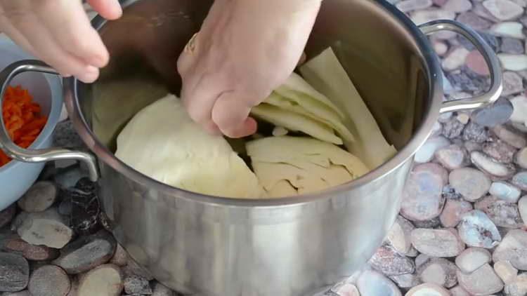 mettere il cavolo in una padella