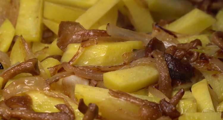 mettere le patate in una padella