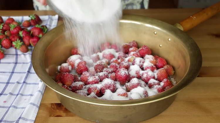 riempiamo le fragole di zucchero