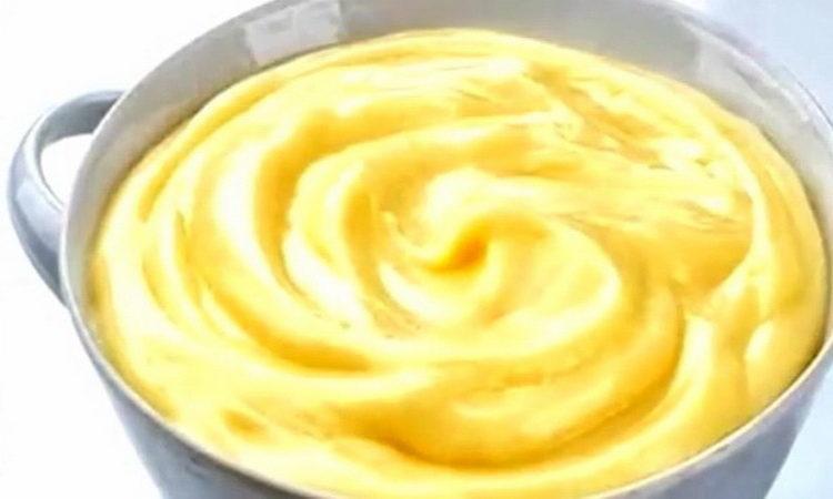 Crema pasticcera per Napoleone su una ricetta passo passo con foto