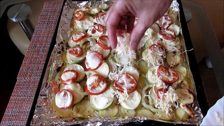 cospargere gli ingredienti con il formaggio