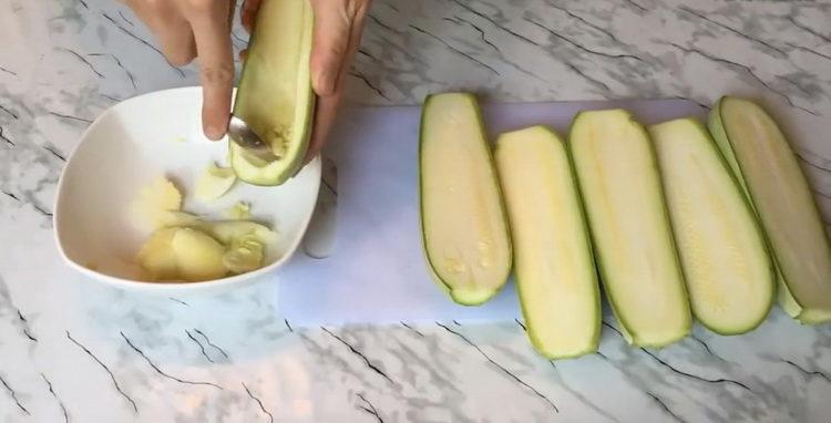 Cucinando le barche dalle zucchine con carne tritata nel forno