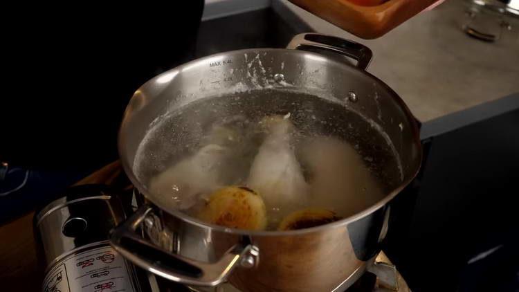 mettere le cipolle con le carote in una padella