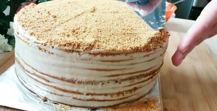 cospargere le briciole sulla torta