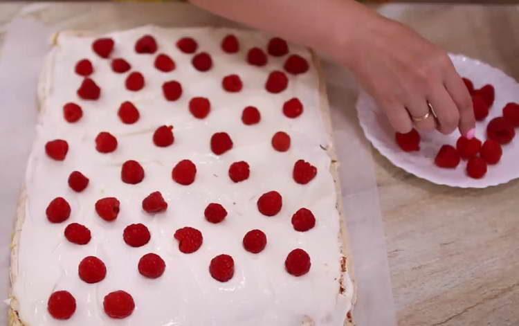 ungere la torta con la panna