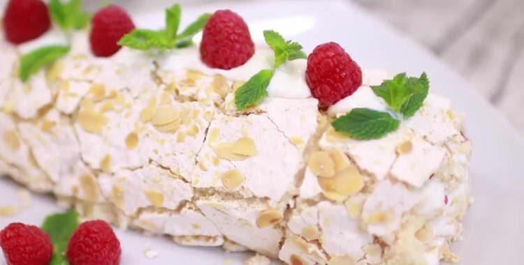 Elegante rotolo di meringa con lamponi, noci e cocco