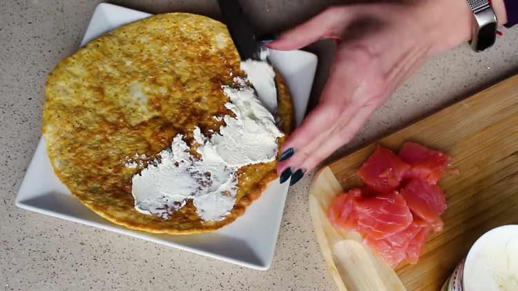 Ovsyanoblin con crema di formaggio e pesce rosso