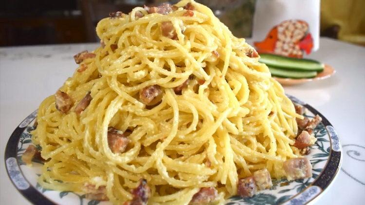 Ricetta per la pasta alla carbonara con pancetta e panna