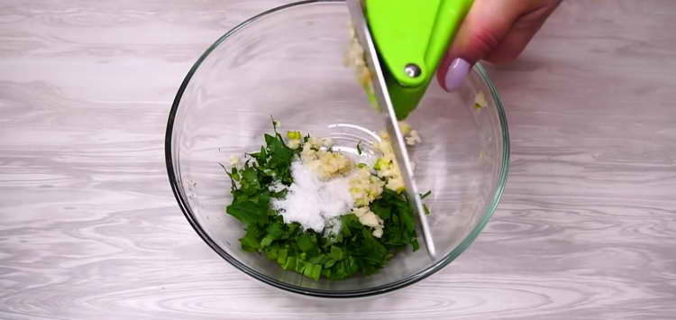 mescolare verdure, aglio e olio