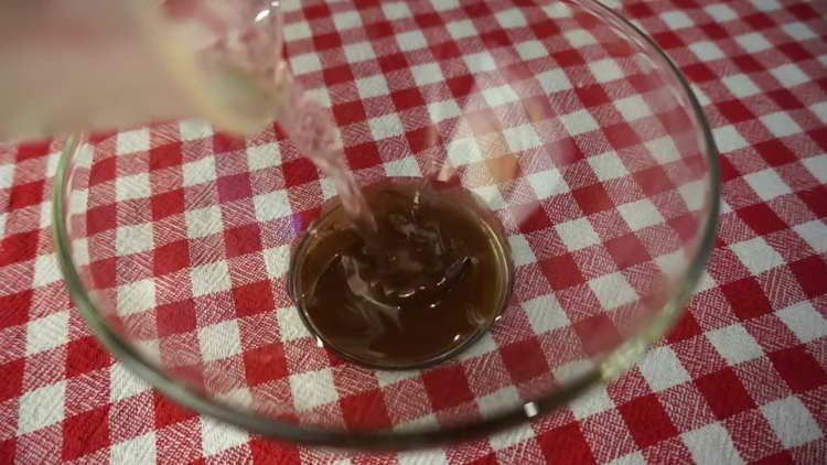 versare acqua bollente nel cioccolato