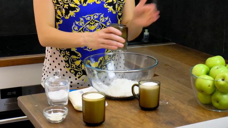 Cucinare una torta tre bicchieri con le mele